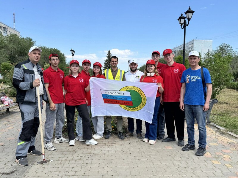 Профсоюз госучреждений принял участие в благоустройстве сквера в Оренбурге