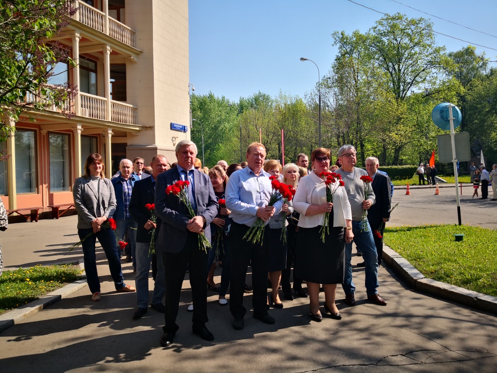 Возложение цветов к памятнику погибшим в Великой Отечественной войне профсоюзным работникам