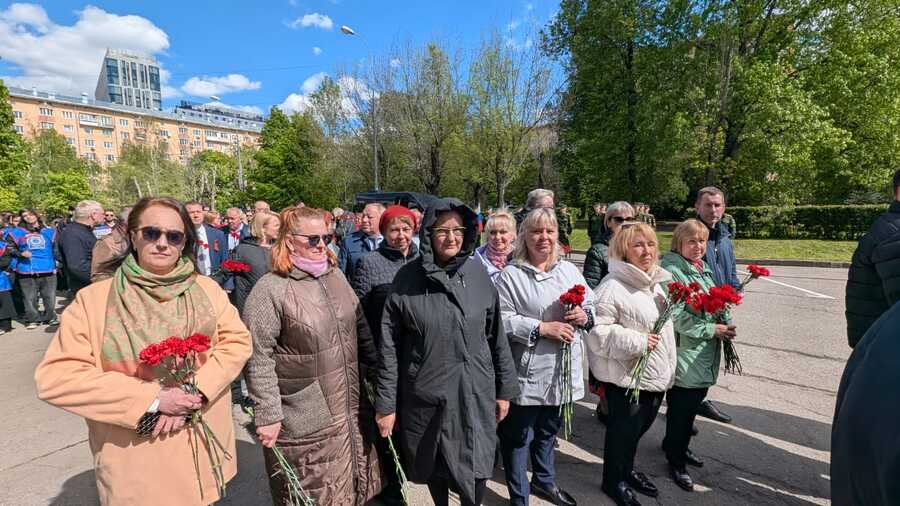 Возложение цветов к памятнику погибшим в Великой Отечественной войне профсоюзным работникам