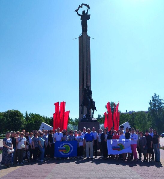 Церемония возложения венков к Вечному огню на площади Победы г. Калуги