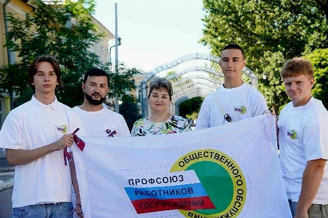 Жители Астрахани приняли участие в мероприятиях ко Дню флага России